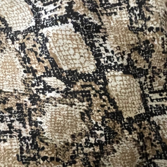 🖤🤍Cute and Versatile Snake Print Top by Maurice’s size 1 (size 16/18) - Picture 5 of 7